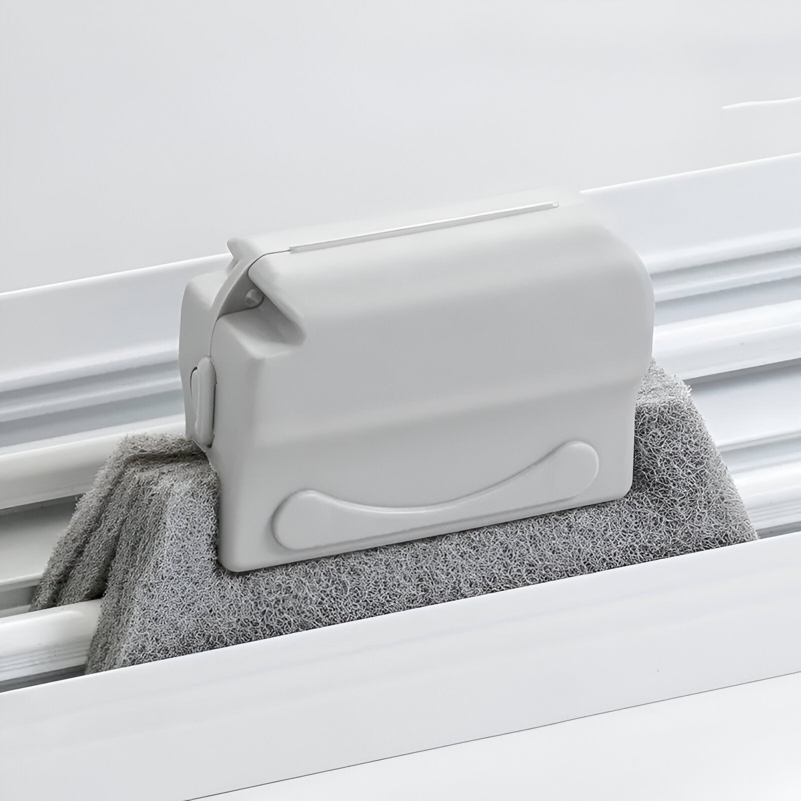 Brosse de Nettoyage des Rainures de Fenêtres en Gris - Matériau Durable et Tendance