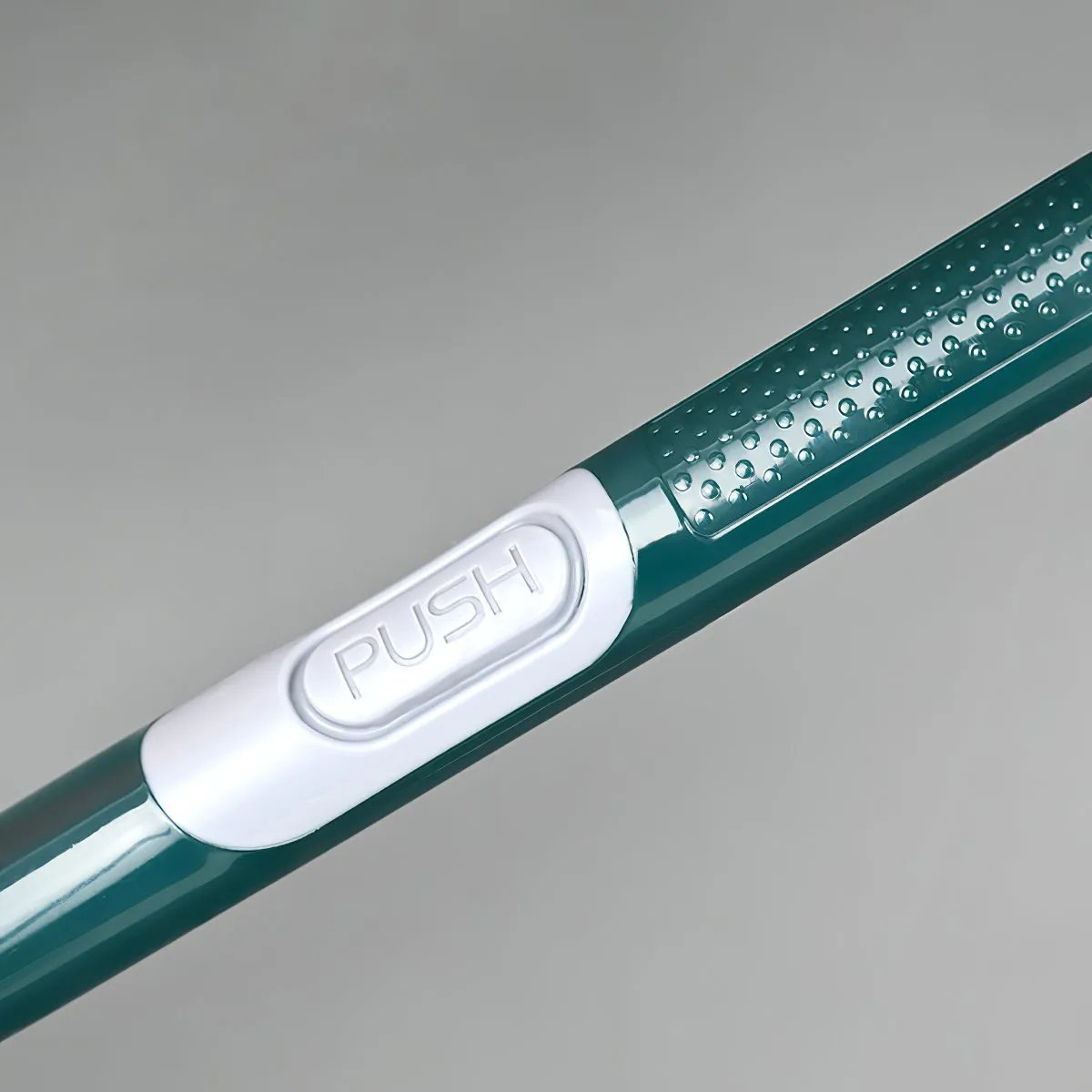 Brosse de toilette en silicone à long manche avec système de drainage pour une hygiène optimale