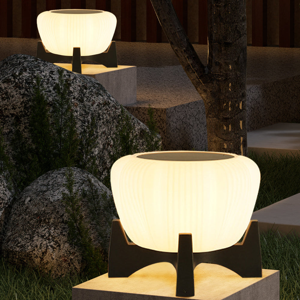 Outdoor pathway light