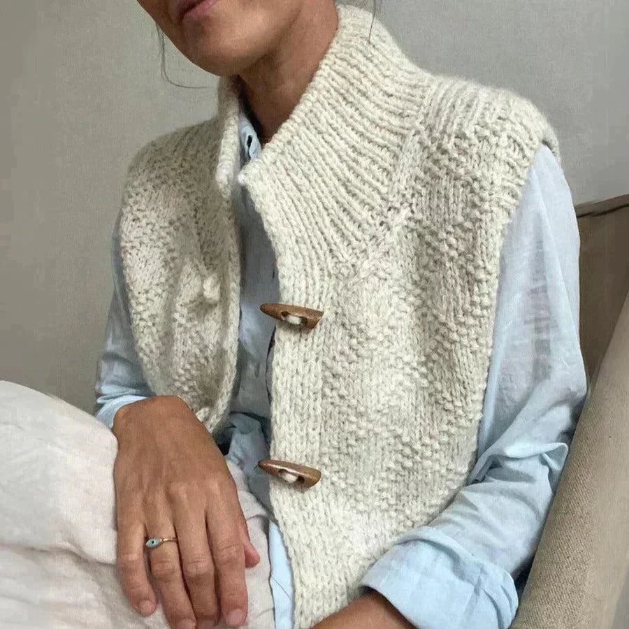 Cardigan Naomki sans manches en beauté naturelle pour une élégance intemporelle d