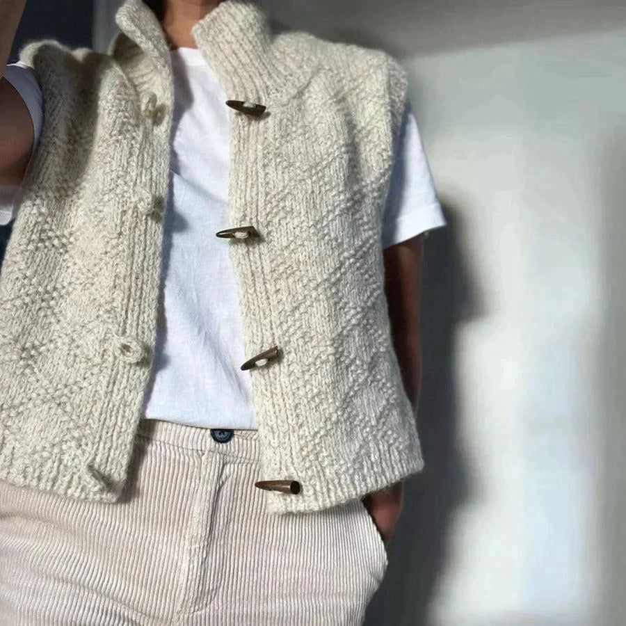 Cardigan Naomki sans manches en beauté naturelle pour une élégance intemporelle d