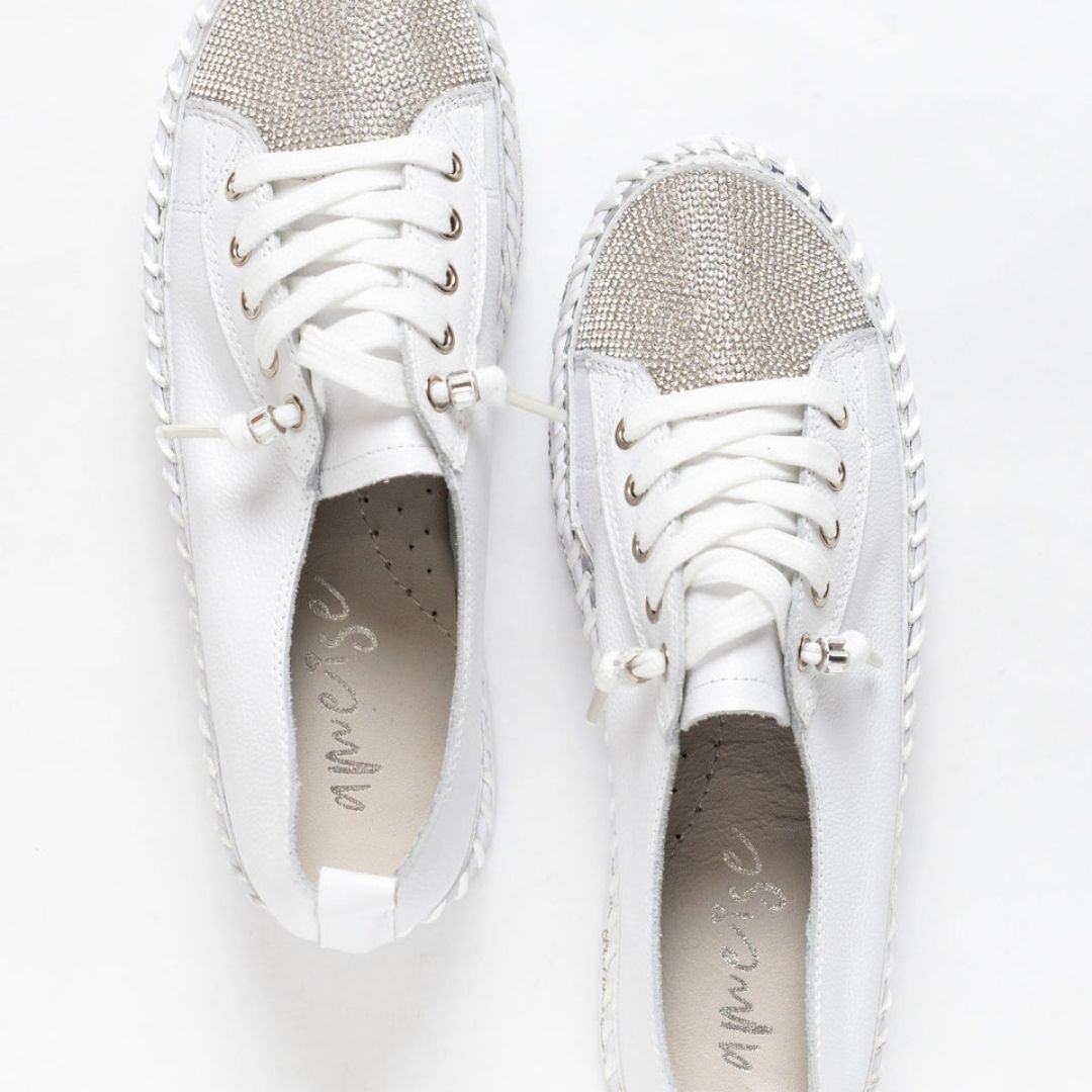 Baskets en cuir blanc argent avec détails en diamant pour un style et un confort exceptionnels