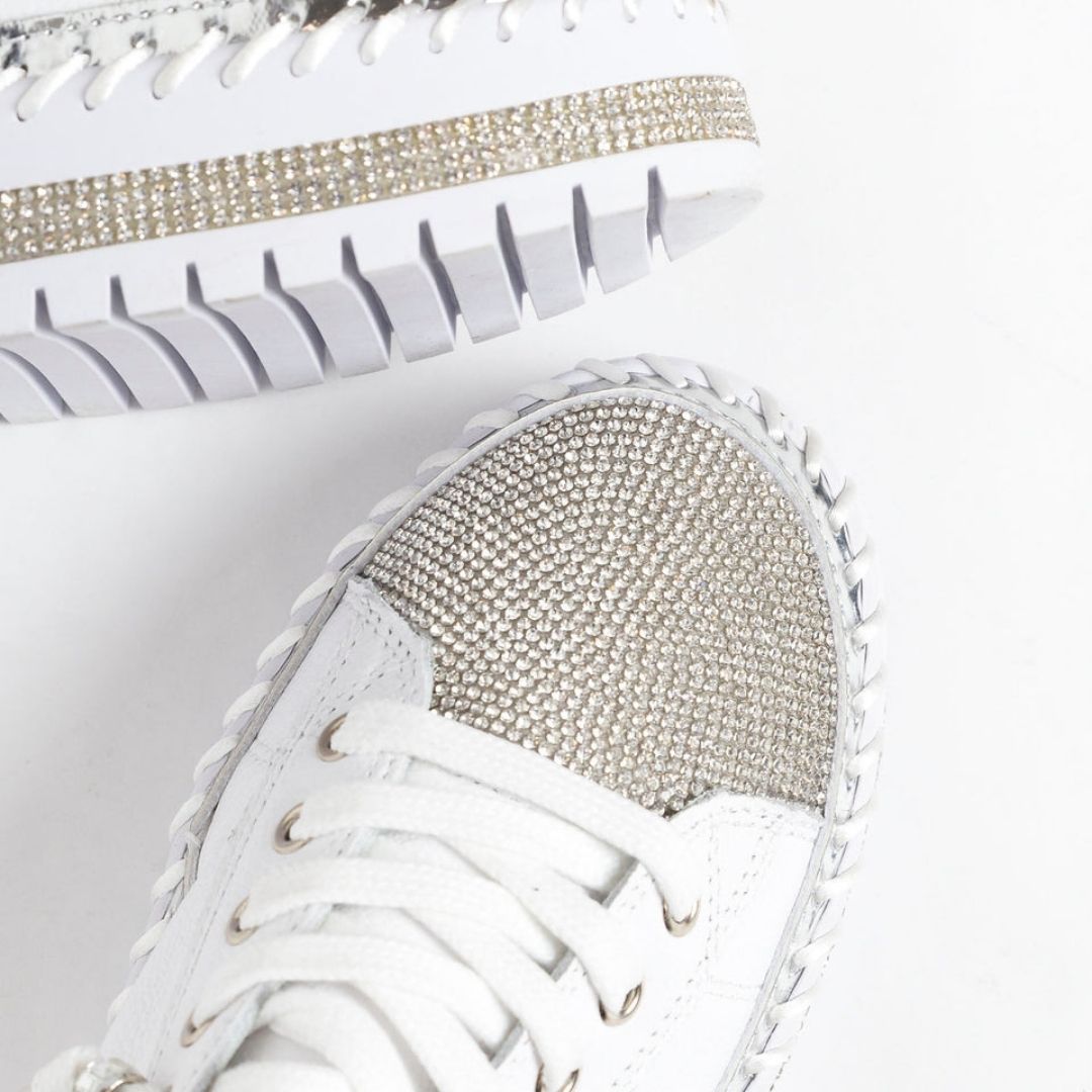 Baskets en cuir blanc argent avec détails en diamant pour un style et un confort exceptionnels