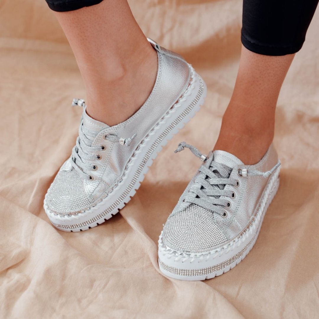 Baskets en cuir blanc argent avec détails en diamant pour un style et un confort exceptionnels
