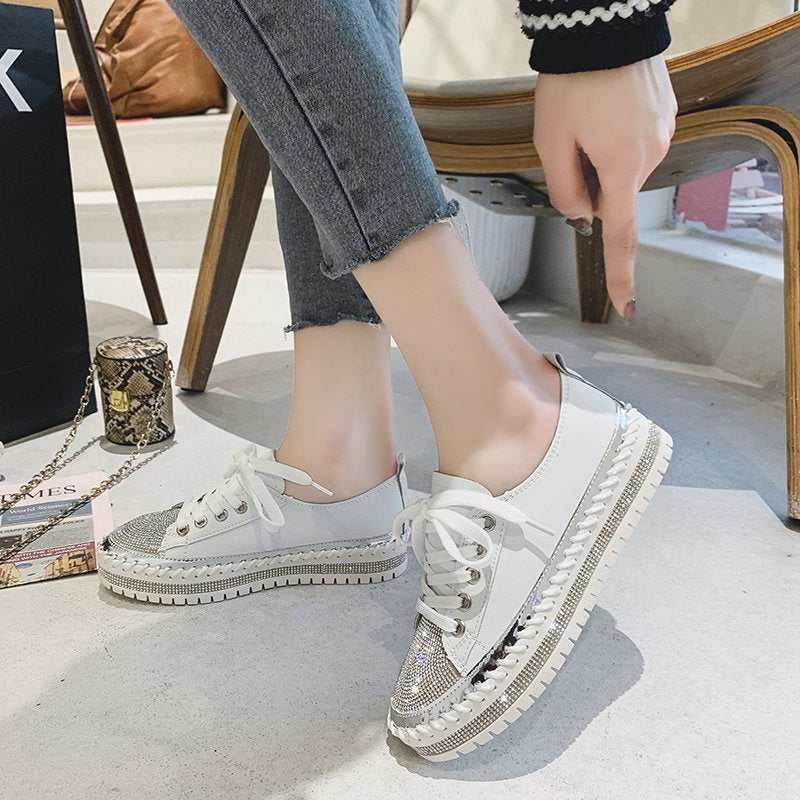 Baskets en cuir blanc avec détails en diamant pour une allure tendance et confortable