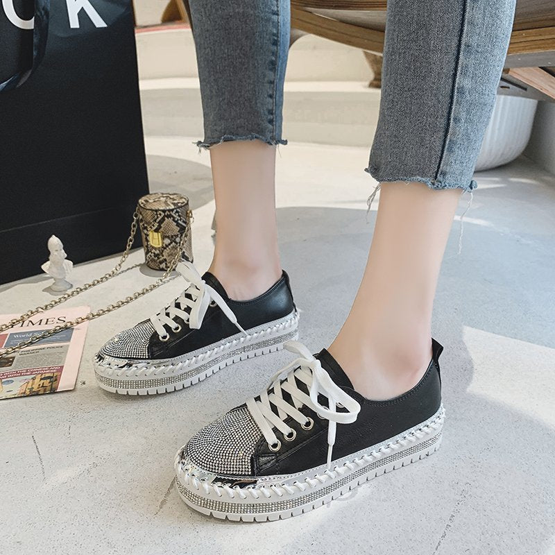 Baskets en cuir noir avec détails en diamant pour un look chic et moderne dog tra