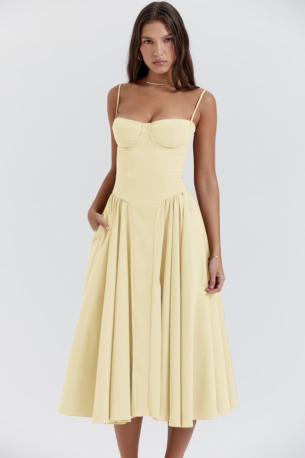 Robe Sans Manches avec Ajustement Corset - Silhouette Sophistiquée et Élégance Féminine