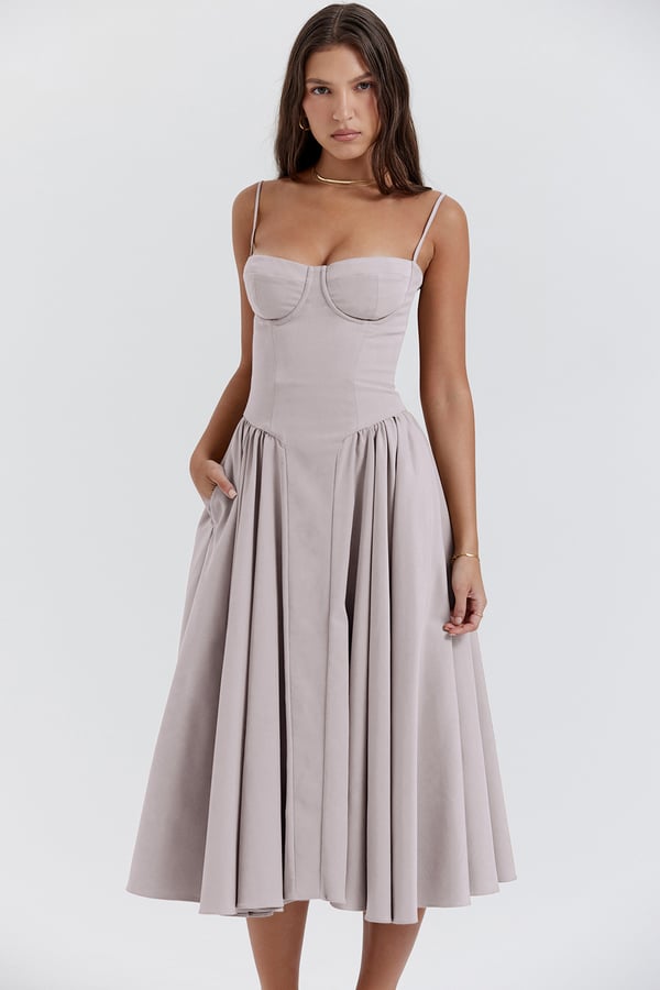 Robe Sans Manches avec Ajustement Corset - Silhouette Sophistiquée et Élégance Féminine
