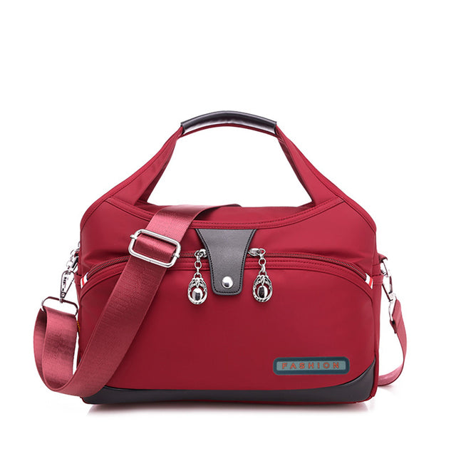 Sac à main WanderChic rouge avec rangement spacieux et sécurité élégante pour femmes